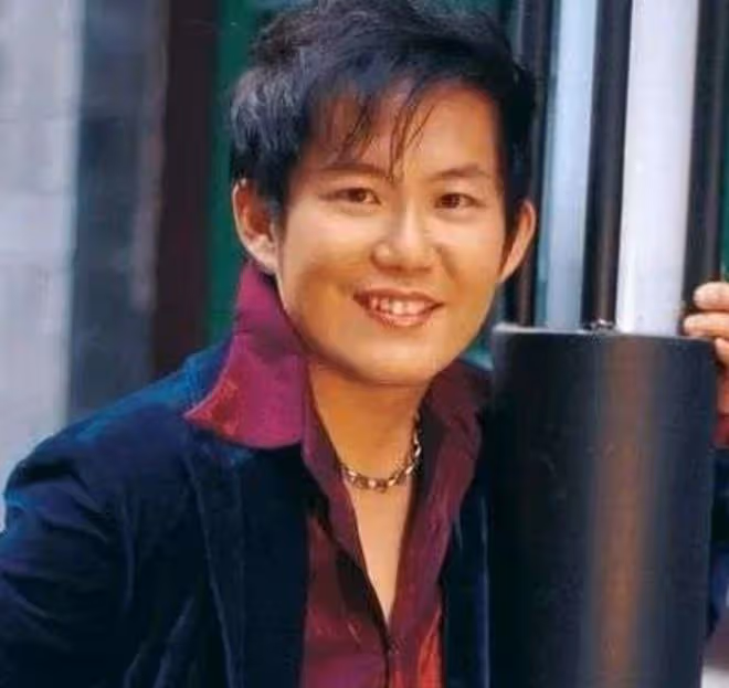 知名歌手熊天平罕露面,街頭晨練被指胖到認不出,53歲已定居北京