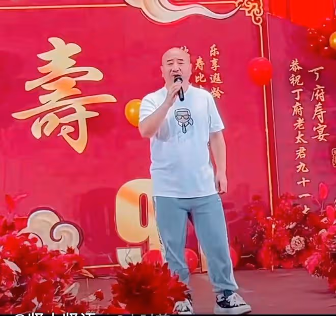 53歲「謝廣坤」現身商演,又唱又跳動作誇張,賣力演出表情豐富