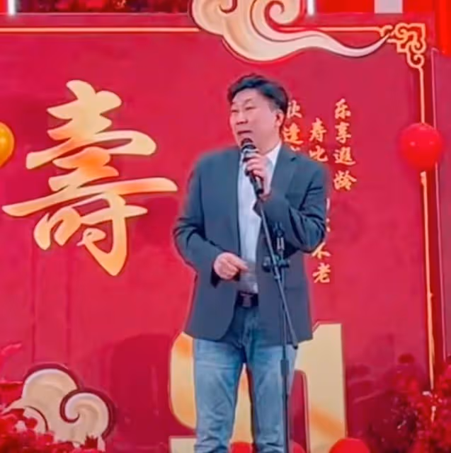 53歲「謝廣坤」現身商演,又唱又跳動作誇張,賣力演出表情豐富