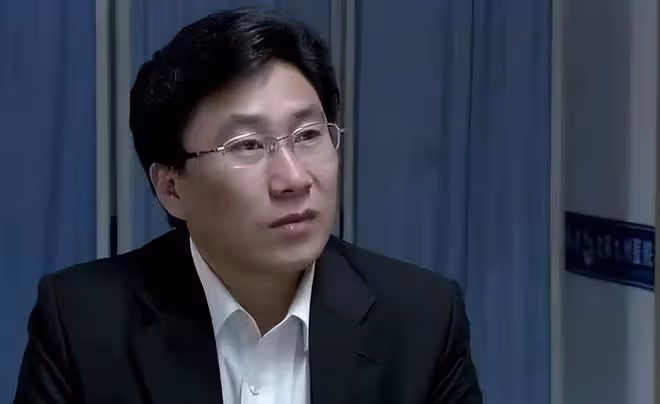 53歲「謝廣坤」現身商演,又唱又跳動作誇張,賣力演出表情豐富