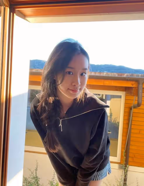 趙文卓大女兒瑞士留學曬美照!清純高顏值神似爸,一年學費近百萬