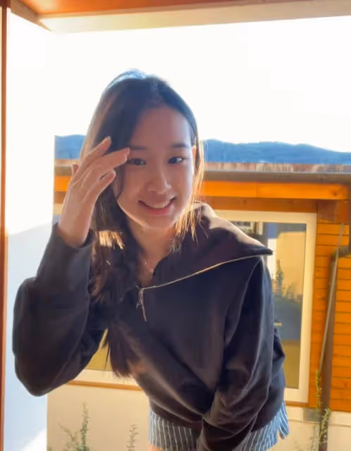 趙文卓大女兒瑞士留學曬美照!清純高顏值神似爸,一年學費近百萬