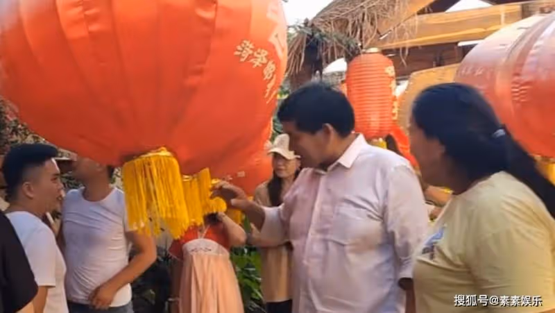 朱小偉給家中置辦新燈籠,還貼了新對聯,大衣哥家忙起來了