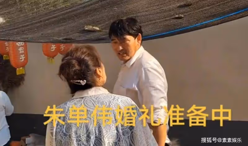 朱小偉給家中置辦新燈籠,還貼了新對聯,大衣哥家忙起來了