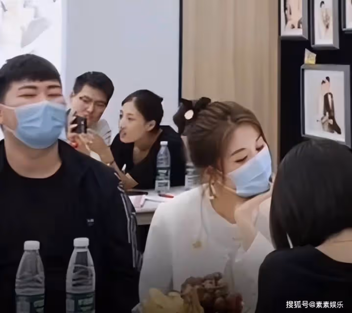 朱小偉給家中置辦新燈籠,還貼了新對聯,大衣哥家忙起來了