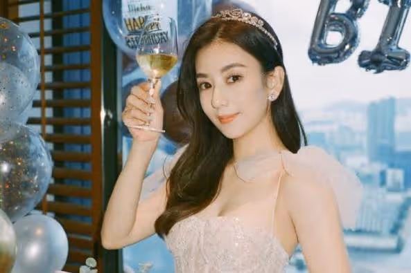 方媛分享生日慶祝照片：穿公主裙像天使，拿香檳捧鮮花貴氣十足