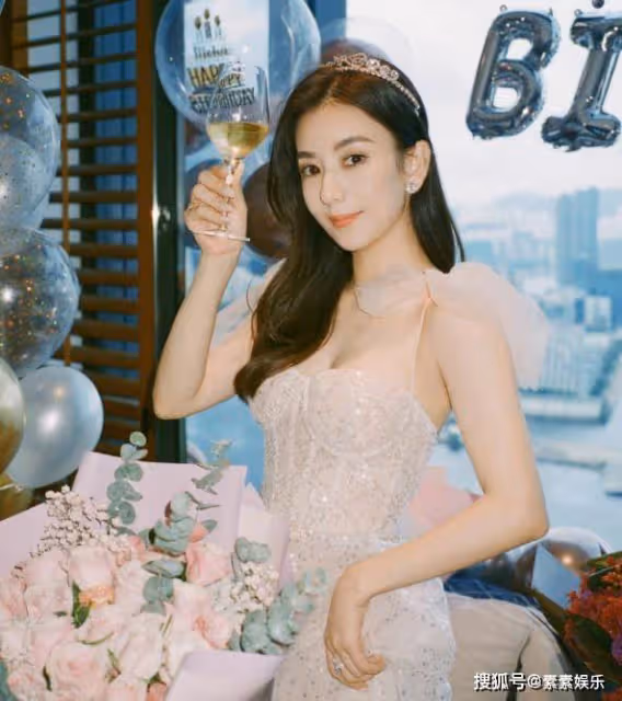 方媛分享生日慶祝照片:穿公主裙像天使,拿香檳捧鮮花貴氣十足