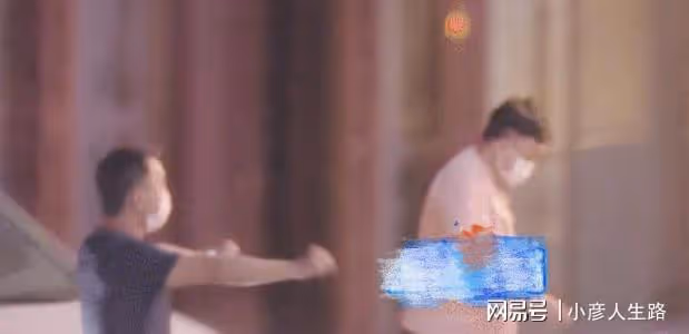 67歲導演王晶罕見露面，穿粉色短袖好花俏，與美女聚餐後一同離開