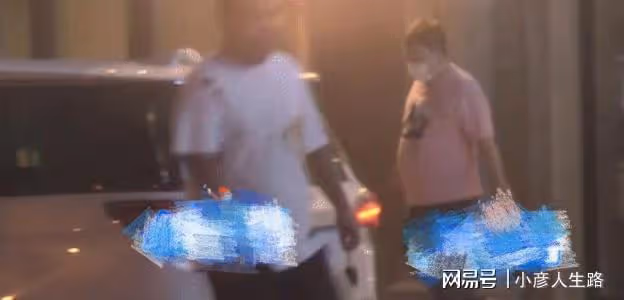 67歲導演王晶罕見露面，穿粉色短袖好花俏，與美女聚餐後一同離開
