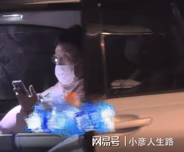 67歲導演王晶罕見露面，穿粉色短袖好花俏，與美女聚餐後一同離開