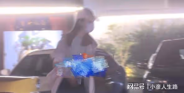 67歲導演王晶罕見露面，穿粉色短袖好花俏，與美女聚餐後一同離開