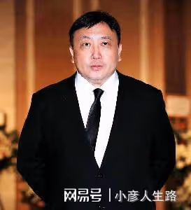 67歲導演王晶罕見露面，穿粉色短袖好花俏，與美女聚餐後一同離開