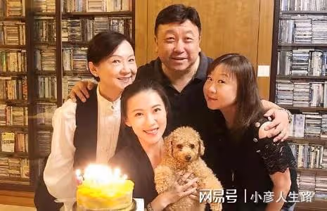 67歲導演王晶罕見露面，穿粉色短袖好花俏，與美女聚餐後一同離開