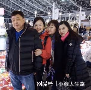 67歲導演王晶罕見露面，穿粉色短袖好花俏，與美女聚餐後一同離開
