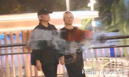 71歲徐克與小30歲女友牽手散步，感情穩定好甜，女方一頭金髮搶鏡