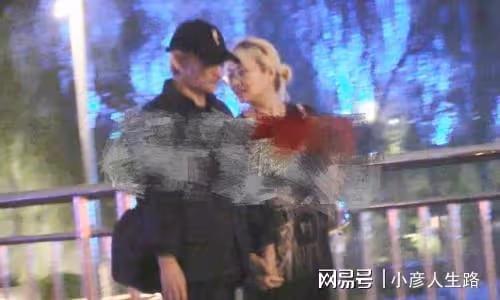 71歲徐克與小30歲女友牽手散步，感情穩定好甜，女方一頭金髮搶鏡