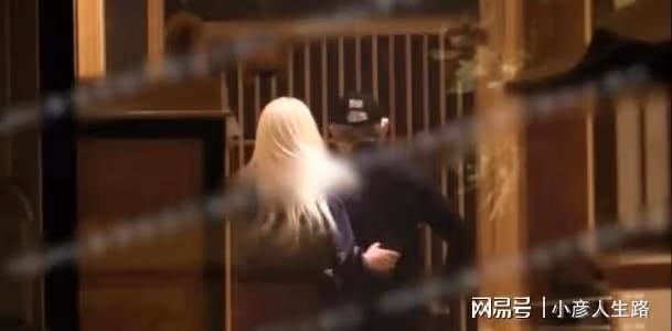 71歲徐克與小30歲女友牽手散步，感情穩定好甜，女方一頭金髮搶鏡