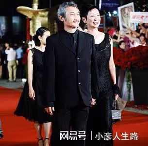 71歲徐克與小30歲女友牽手散步，感情穩定好甜，女方一頭金髮搶鏡