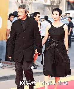 71歲徐克與小30歲女友牽手散步，感情穩定好甜，女方一頭金髮搶鏡