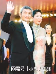 72歲徐克攜小30歲女友散步!十指相扣秀恩愛,女方一頭黃髮好顯眼