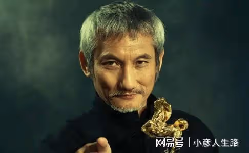 72歲徐克攜小30歲女友散步!十指相扣秀恩愛,女方一頭黃髮好顯眼