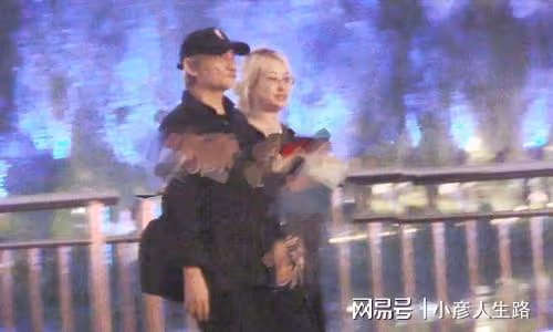 72歲徐克攜小30歲女友散步!十指相扣秀恩愛,女方一頭黃髮好顯眼