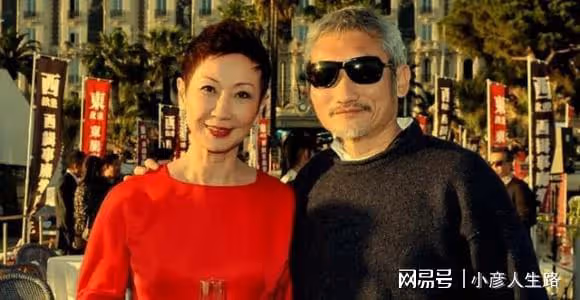 72歲徐克攜小30歲女友散步!十指相扣秀恩愛,女方一頭黃髮好顯眼