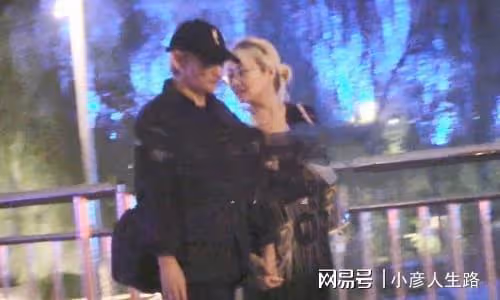 72歲徐克攜小30歲女友散步!十指相扣秀恩愛,女方一頭黃髮好顯眼
