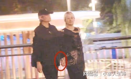 72歲徐克攜小30歲女友散步!十指相扣秀恩愛,女方一頭黃髮好顯眼