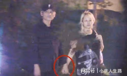 72歲徐克攜小30歲女友散步!十指相扣秀恩愛,女方一頭黃髮好顯眼