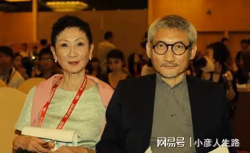 72歲徐克攜小30歲女友散步！十指相扣秀恩愛，女方一頭黃髮好顯眼