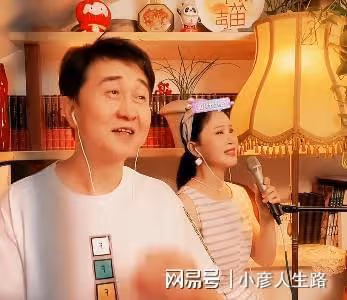 56歲付笛生深夜高歌,站主街道上放飛自我,網友:還沒我唱的好聽