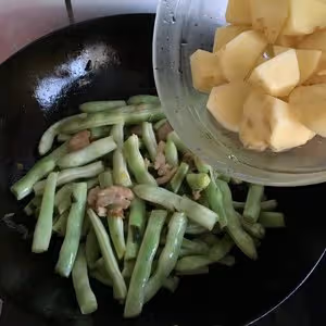 土豆豆角燉肉---我愛家常菜