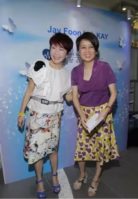 謝霆鋒媽媽「狄波拉」愛美又精緻,同框「小11歲老公」毫無年齡差,70歲說成40歲也不違和