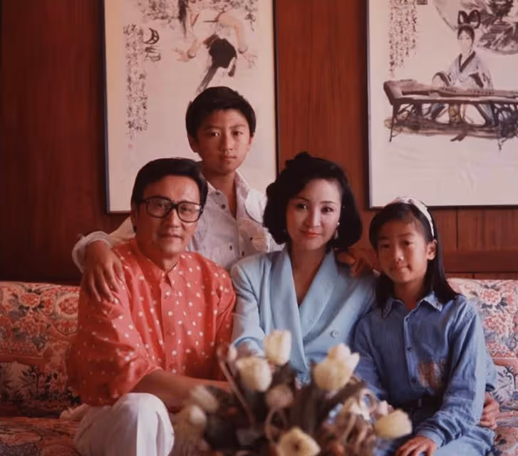 謝霆鋒媽媽「狄波拉」愛美又精緻,同框「小11歲老公」毫無年齡差,70歲說成40歲也不違和