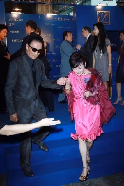 謝霆鋒媽媽「狄波拉」愛美又精緻，同框「小11歲老公」毫無年齡差，70歲說成40歲也不違和