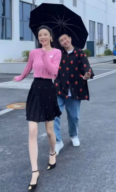 柳岩與男友人馬路熱舞!穿百元毛衣配短裙,腿部比例怪異被疑抽脂