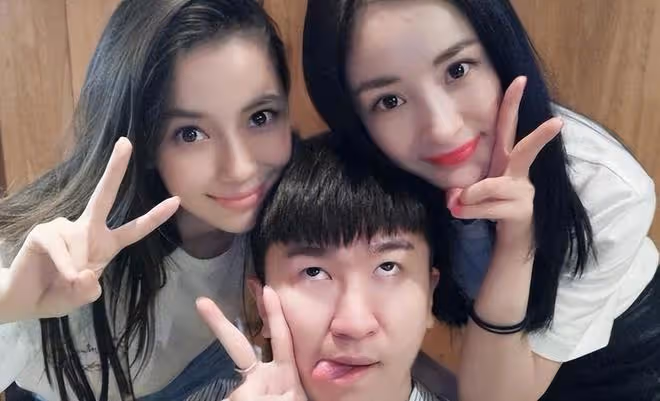 柳岩與男友人馬路熱舞!穿百元毛衣配短裙,腿部比例怪異被疑抽脂