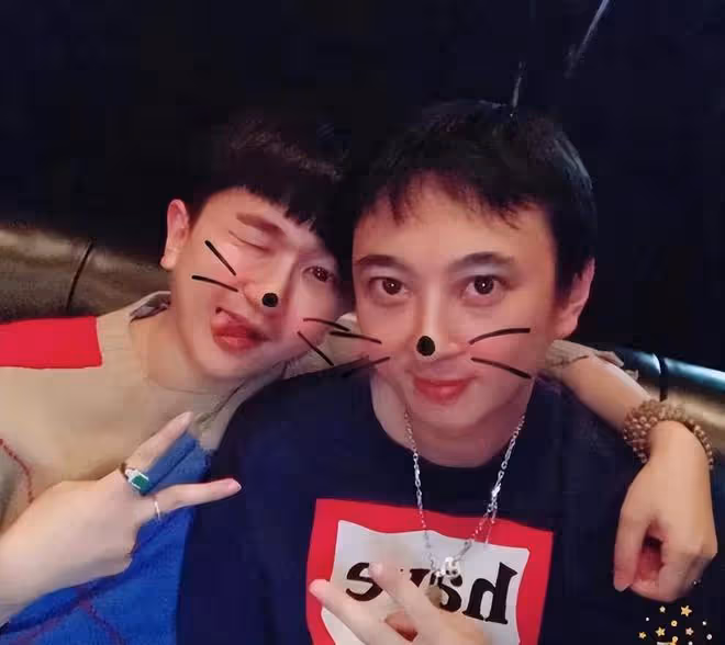柳岩與男友人馬路熱舞!穿百元毛衣配短裙,腿部比例怪異被疑抽脂