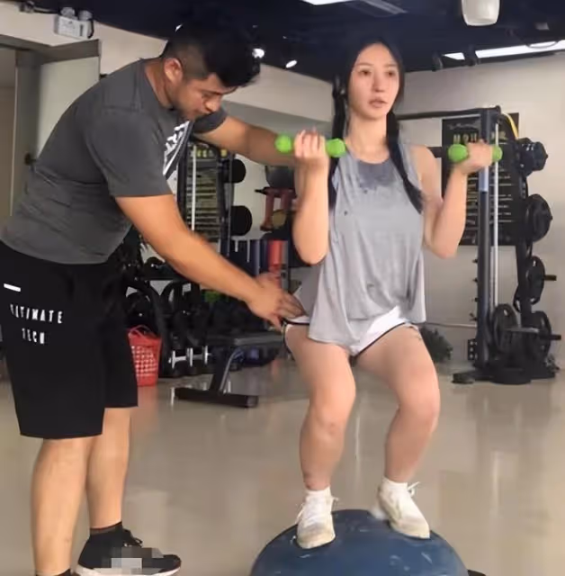 柳岩與男友人馬路熱舞!穿百元毛衣配短裙,腿部比例怪異被疑抽脂