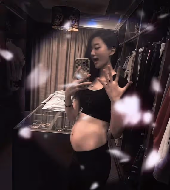 閆學晶演員兒媳曬孕照,四肢纖細仍美貌,戴3萬項鍊曬豪華衣帽間