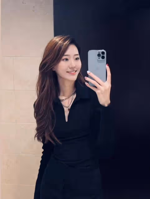 閆學晶演員兒媳曬孕照,四肢纖細仍美貌,戴3萬項鍊曬豪華衣帽間