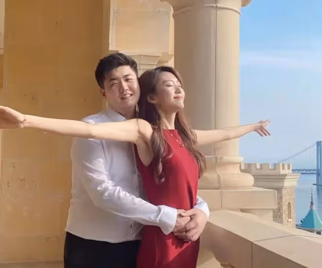 閆學晶演員兒媳曬孕照,四肢纖細仍美貌,戴3萬項鍊曬豪華衣帽間
