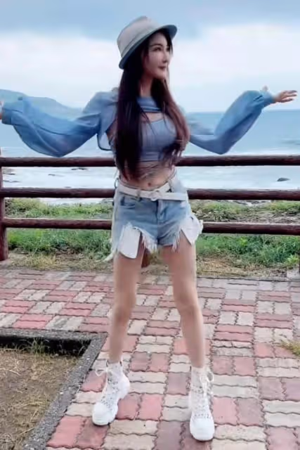 53歲楊麗菁穿短褲海邊熱舞,前凸後翹腿白到發光,模樣大變認不出