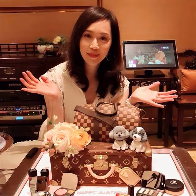 久休復出當主持!香港知名女星二婚嫁富商,過闊太生活還經營生意