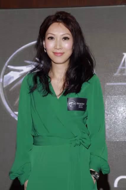 凍齡功力驚人,47歲前TVB女星淡出多年罕有現身,零老態依舊美艷