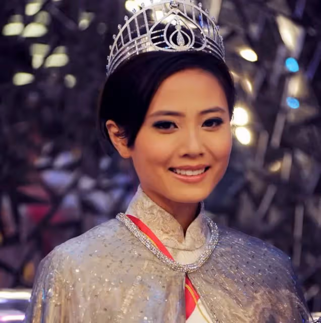 港姐冠軍朱晨麗坐遊艇出海,穿短褲身材出眾,22寸小蠻腰太吸睛