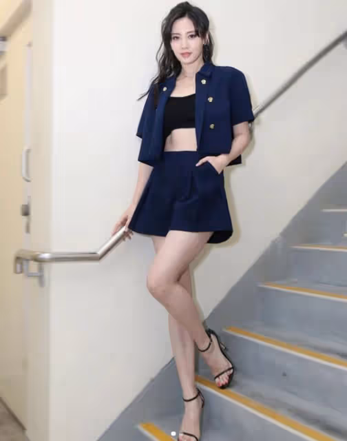 港姐冠軍朱晨麗坐遊艇出海,穿短褲身材出眾,22寸小蠻腰太吸睛