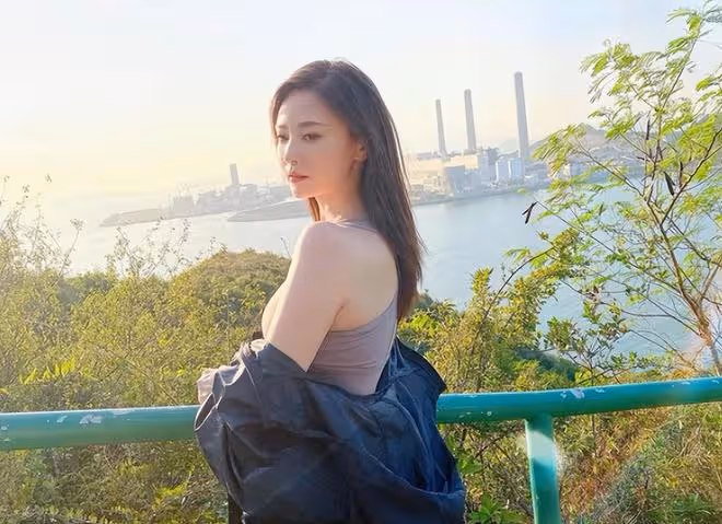 港姐冠軍朱晨麗坐遊艇出海,穿短褲身材出眾,22寸小蠻腰太吸睛