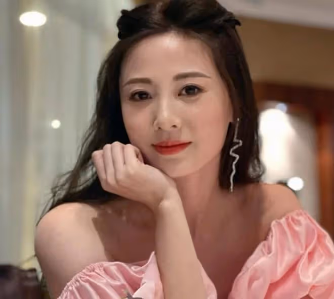 港姐冠軍朱晨麗坐遊艇出海,穿短褲身材出眾,22寸小蠻腰太吸睛